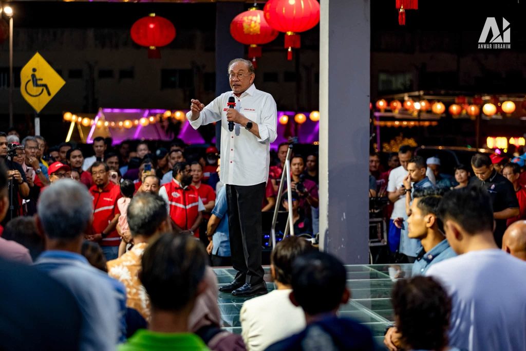 JOHOR, JULY 6 – Prime Minister Datuk Seri Anwar Ibrahim yesterday said Johor possesses all the necessary strengths to remain one of Malaysia's most developed states and continue serving as a key driver of the nation's economic growth. Speaking during the Johor State Election campaign, Anwar stressed that sustained progress depends on political stability, good governance, integrity and a government committed to serving the interests of the people. He said Johor's future should be guided by effective administration and long-term development rather than prolonged political disputes that could hinder the state's progress. "Johor has all the prerequisites to continue as a developed state and become a catalyst for Malaysia's economic growth. What is needed is political stability, wise administration, integrity and the determination to continue working for the people," he said. Anwar added that a strong mandate for Pakatan Harapan would enable the government to continue implementing its development agenda, strengthen the state's economy and ensure that prosperity is shared by all Malaysians. He also called on voters to support Pakatan Harapan in the upcoming Johor State Election, expressing confidence that a stable government would allow Johor to move forward with greater economic opportunities and inclusive development for its people. The Johor State Election will be held on 11 July, with political parties intensifying their campaigns across the state ahead of polling day. -- MINUTESMY