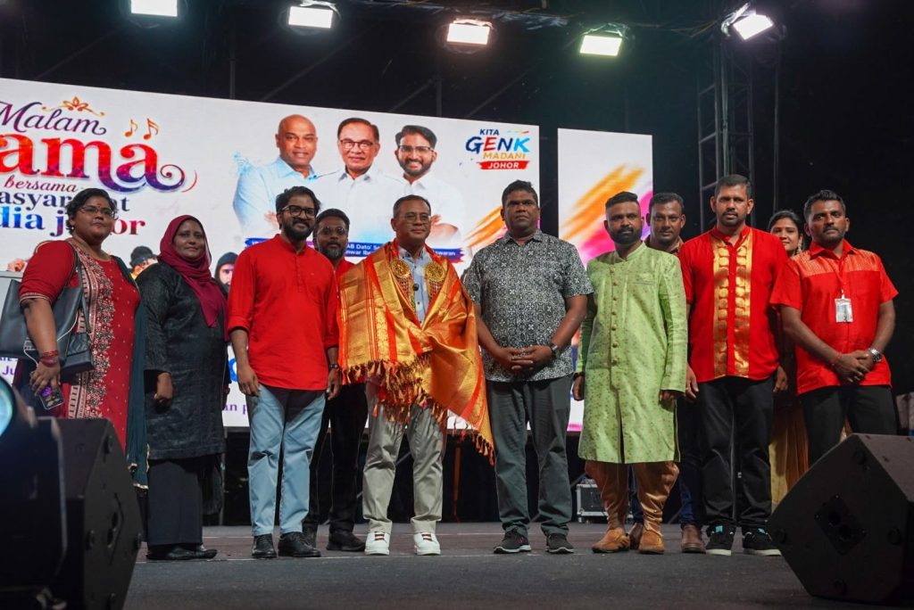 Politician Yuneswaran expressed his appreciation for the spirit of togetherness among the Indian community in Johor through the Malam Irama Bersama Masyarakat India Johor programme held recently. He said the programme reflected the unity of the community through the mediums of art, culture and music, while also serving as a platform to strengthen relationships among the people. Yuneswaran also praised the energetic performance by renowned Malaysian singer and rapper Yogi B, which successfully enlivened the atmosphere throughout the event. According to him, programmes such as this not only provide the public with opportunities to engage with the local music industry and its performers, but also serve as a platform to celebrate cultural diversity, which remains one of Malaysia’s greatest strengths. The event was further graced by the presence of Amirudin Shari, Vice President of Parti Keadilan Rakyat (KEADILAN) and Selangor Menteri Besar.