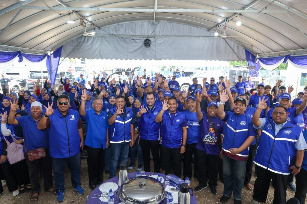 PAGOH, Johor – Datuk Wira Dr. Asyraf Wajdi Dusuki, Chairman of the UMNO Malaysia Secretariat, continued his 9th day of the Johor State Election campaign tour by attending a meeting with party machinery and local residents at the Barisan Nasional Operations Room for the Bukit Pasir state constituency in Pagoh yesterday afternoon. During the session, he stressed the importance of intensifying campaign efforts as polling day draws nearer, including house-to-house outreach to ensure that the party’s message and agenda are effectively delivered to voters. He said that UMNO’s tradition has always been to serve the people at all times, not only during election periods, but consistently in its efforts to safeguard the welfare of the community. Commenting on the performance of the current representative, he noted that Ir. Ts. Fazli Salleh has demonstrated commitment and capability throughout his term as a Johor State Executive Councillor, with a commendable service record in developing the constituency and ensuring the well-being of the people. He therefore urged all campaign machinery to further strengthen their efforts in the final phase of the campaign to secure victory for the candidate in Bukit Pasir, and to help Barisan Nasional achieve success in Johor, in order to continue the state’s development and prosperity agenda. -- MINUTESMY
