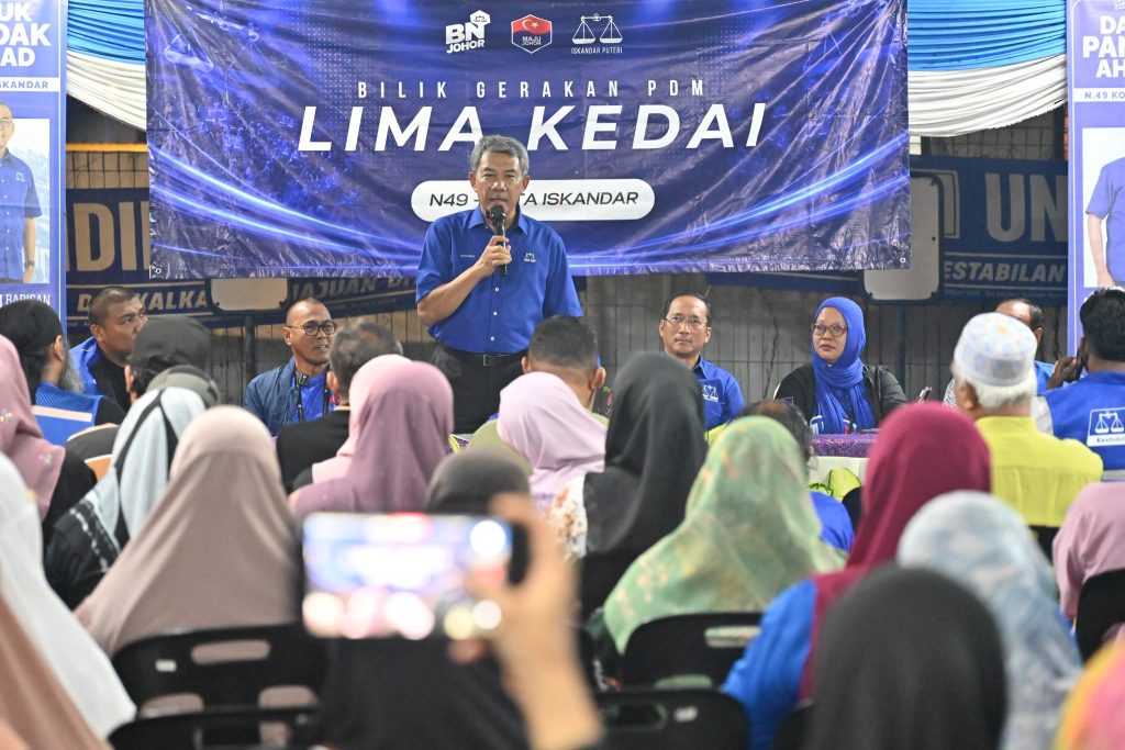 ISKANDAR PUTERI, July 7 – Barisan Nasional (BN) Deputy Chairman Datuk Seri Mohamad Hasan continued his Johor state election campaign today by attending a casual meet-and-greet session with voters in the N.49 Kota Iskandar state constituency. The programme, held at the Lima Kedai Polling District Centre (PDM), was also attended by Barisan Nasional's Kota Iskandar candidate, Datuk Pandak Ahmad. Mohamad's visit was aimed at engaging directly with local voters while demonstrating support for the party's campaign machinery and candidate ahead of polling day. During the programme, he interacted with residents, listened to their concerns and views, and shared BN's commitment to delivering development and improving the well-being of the people of Johor. The event was held in a friendly atmosphere, with supporters and local residents taking the opportunity to meet the party leadership and its candidate. -- MINUTESMY