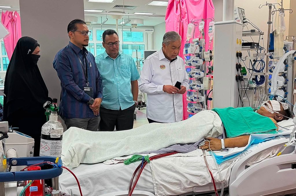 KUALA LUMPUR, July 7 — UMNO President Datuk Seri Dr Ahmad Zahid Hamidi has expressed his deep sorrow over the passing of Datuk Jailani Harun, who previously served as his Media Officer at the Office of the UMNO President. In a social media post, Ahmad Zahid said he received the heartbreaking news after visiting Allahyarham at Serdang Hospital earlier in the morning. He said it was painful to see Allahyarham's condition during the visit, and although he had hoped for a miracle, he accepted that Allah SWT loved him more. Ahmad Zahid described Allahyarham as a kind, humble and well-respected individual who was greatly loved by everyone who had the opportunity to know him. He also extended his condolences to Allahyarham's family and prayed that they would be granted strength and patience in facing the loss of their loved one. "Let us all offer our prayers for Allahyarham Datuk Jailani Harun. May Allah SWT forgive all his sins, shower His mercy upon him, widen his grave, and place him among His faithful and righteous servants," he said. Ahmad Zahid concluded his message by praying that Allah SWT would forgive, have mercy upon and grant eternal peace to Allahyarham. Al-Fatihah. -- MINUTESMY
