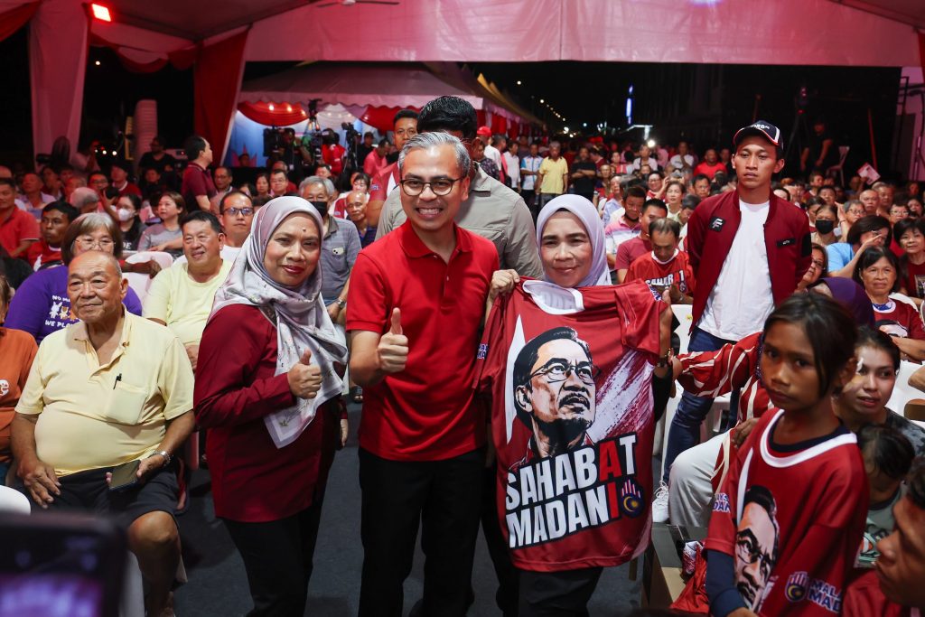 BATU PAHAT, July 10 — Communications Minister Datuk Fahmi Fadzil has called on Johoreans to support Pakatan Harapan (PH) candidates in the Johor state election, expressing confidence in the coalition's campaign momentum following a strong turnout at its Grand Finale ceramah in Senggarang. Fahmi, who attended the event alongside Prime Minister Datuk Seri Anwar Ibrahim and Pakatan Harapan candidates at Banang Jaya on Thursday night, thanked Batu Pahat residents for their enthusiastic support. He said the overwhelming response from supporters reflected their commitment to the coalition and provided encouragement for PH leaders and candidates to continue serving the people. Fahmi also urged voters to cast their ballots for Pakatan Harapan on polling day, reiterating the coalition's call to secure a mandate to advance Johor's development and improve the well-being of its people. He expressed appreciation to those who attended the rally, saying their support strengthened the coalition's resolve as campaigning entered its final stage ahead of the state election. -- MINUTESMY