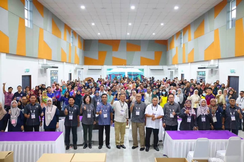 JOHOR, JULY 10 -- The Election Commission (EC) conducted a review session to inspect the contents of ballot boxes in preparation for the 16th Johor State Election. The inspection was led by YBhg. Dato' Sri Ramlan bin Dato' Harun, Chairman of the Election Commission (EC), accompanied by EC Members and the Commission's management team. The review took place at the Intan Jubilee Hall in Pontian and the Permas Multipurpose Hall in Kukup, where officials examined the ballot box contents to ensure all election materials were complete and in accordance with established procedures. Meanwhile, YBrs. Dr. Azmi Sharom, Deputy Chairman of the Election Commission, also carried out inspections at SMK Bandar Dato' Onn and the Iskandar Puteri City Council (MBIP). He was joined by EC Members and the Commission's management team during the verification process. The inspection forms part of the Election Commission's ongoing preparations to ensure that all ballot boxes and election materials are properly assembled, verified, and ready for polling day, reinforcing the Commission's commitment to conducting a transparent, orderly, and credible electoral process. -- MINUTESMY