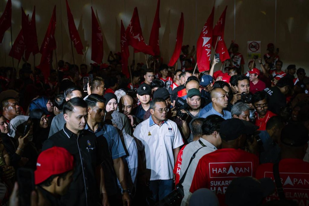 JOHOR, JULY 6 -- Pakatan Harapan vice president Datuk Seri Amirudin Shari has called on young voters to support the coalition in the upcoming Johor State Election yesterday, saying the younger generation holds the key to building a more secure and prosperous future for the state. Speaking at the Bukit Naning DUN Meet & Launch of the Hope Volunteers programme at Seng Kee Banquet, Amirudin said the enthusiastic response from local youths reflected a growing desire for mature, clean and principled politics. He said many young Malaysians were increasingly rejecting divisive political practices that had, in the past, weakened national unity and hindered the country's progress. "The overwhelming support shown by the people of Bukit Naning demonstrates the aspirations of young voters who want politics based on integrity, accountability and service to the people," he said. Amirudin stressed that the confidence placed in Pakatan Harapan candidates comes with a significant responsibility, adding that the coalition's mission extends beyond securing electoral victory. "Our responsibility is not only to win the election but also to ensure every policy and decision prioritises the interests of the people, particularly the younger generation who will shape the future of Johor and Malaysia," he said. He also encouraged voters to cast their ballots for Pakatan Harapan, describing the coalition as the best choice to safeguard opportunities and create a brighter future for young people in Johor. The Johor State Election is scheduled to take place on 11 July, with political parties intensifying their campaigns to win support across the state. -- MINUTESMY