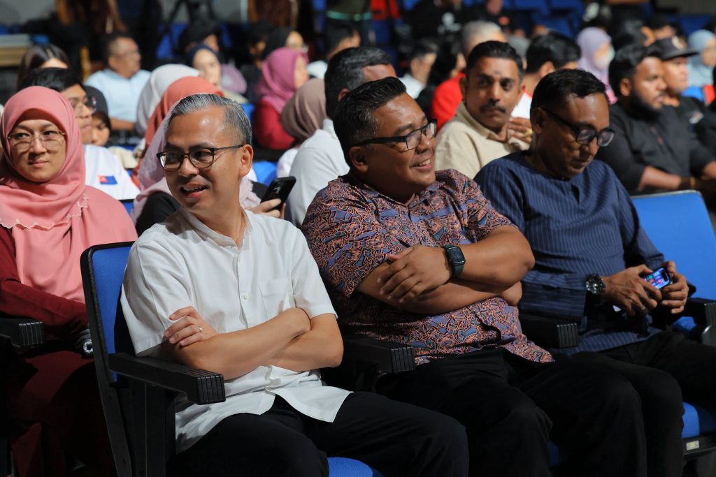 KUALA LUMPUR, July 8 — Communications Minister Fahmi Fadzil has praised the successful organisation of the Johor State Election (PRN) Dialogue, describing it as an important platform that encourages democratic engagement and the exchange of ideas. In a statement today, Fahmi said he was grateful that the dialogue, jointly organised by Radio Televisyen Malaysia (RTM), Astro Awani and Sinar Harian, proceeded smoothly last night. “Alhamdulillah, the Johor PRN Dialogue organised jointly by RTM, Awani and Sinar Harian went well last night,” he said. Fahmi congratulated the organising teams for creating a space that allows democracy and the exchange of views to continue flourishing, particularly in the lead-up to the state election. He said programmes of such nature played an important role in providing opportunities for constructive discussions and enabling the public to better understand different perspectives on issues affecting the people. “Hopefully, programmes like this can continue to be held in the future,” he said. The dialogue is part of efforts to promote a healthy democratic environment by encouraging open discussions and greater public participation ahead of the Johor state election. -- MINUTESMY