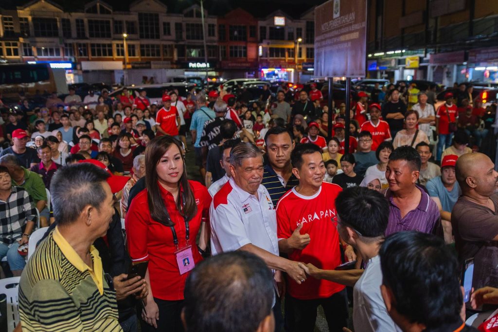 JOHOR BAHRU, July 6 – Pakatan Harapan Deputy Chairman Datuk Seri Mohamad Sabu yesterday has called on Johor voters to exercise their democratic rights by casting their ballots on July 11, stressing that every vote will determine the future direction of the state. Speaking at the Johor Hope Tour Talk held at the JIASON Supermarket Compound in Masai on Sunday night, Mohamad, popularly known as "Bang Mat", urged the people not to leave the state's future in the hands of others. He said the MADANI Government under Prime Minister Datuk Seri Anwar Ibrahim is working tirelessly to strengthen Malaysia's economy through increased investments, job creation and people-centric initiatives aimed at improving the welfare of all Malaysians. According to Mohamad, Johor stands to benefit even more by having a state government that works in tandem with the Federal Government, enabling development projects, investment opportunities and government assistance to be implemented more effectively for the benefit of the people. He expressed confidence that with a strong mandate from the people, Pakatan Harapan would continue to drive Johor towards becoming a more developed, stable and prosperous state while ensuring that no community is left behind, regardless of race or religion. Mohamad also reiterated Pakatan Harapan's commitment to advancing Johor's development agenda and called on voters to support the coalition in the upcoming state election. The Johor Hope Tour Talk drew a large crowd of supporters and local residents, who gathered to hear the coalition's vision and aspirations for the future of Johor ahead of polling day on July 11. -- MINUTESMY