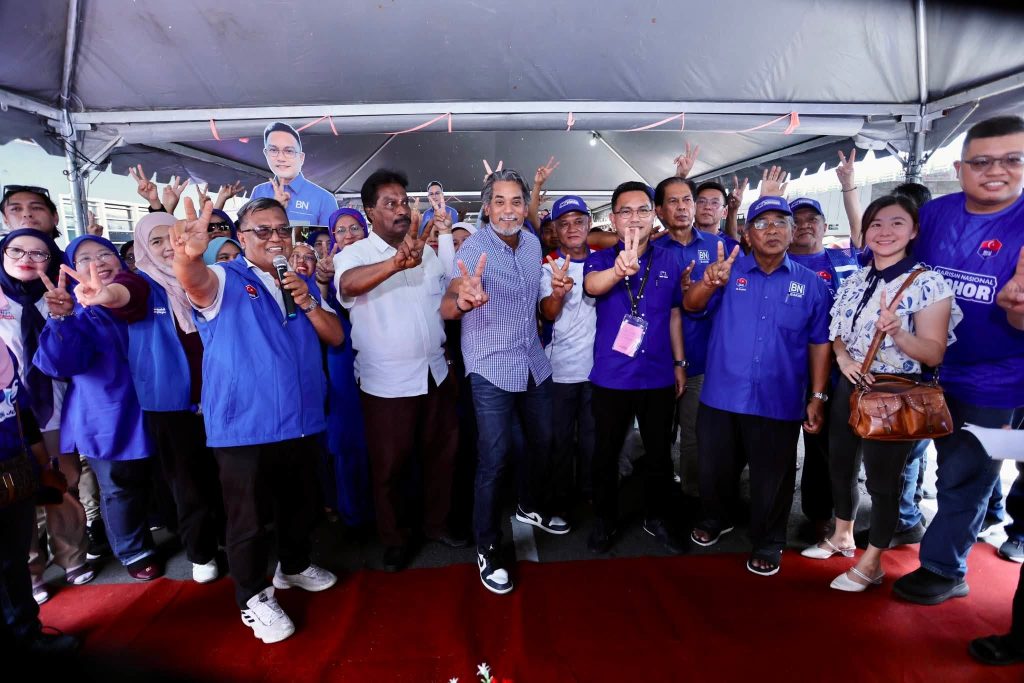 JOHOR – Former Cabinet minister Khairy Jamaluddin continued his campaign tour across several constituencies in Johor today, joining Barisan Nasional candidates in meeting voters, engaging with local communities and strengthening the party’s campaign machinery ahead of the state election. Khairy said the tour was aimed at standing together with BN candidates and supporting their efforts to serve the people throughout the campaign period. His campaign activities began in N.08 Bukit Pasir, where he joined BN candidate Mohamad Fazli Salleh for the “Relaxing Chat With KJ” programme, providing an opportunity for direct engagement with residents. He then moved to N.13 Simpang Jeram to accompany BN candidate Datuk Azman Ismail through the “Talk Relax With KJ” session, before continuing to N.19 Yong Peng alongside Ling Tian Soon, also known as Ah Soon, for the “Hang Out With KJ” programme. Khairy also visited N.30 Paloh and N.31 Kahang, where he campaigned together with BN candidates Lee Ting Han and V. Rugendran through the “KJ Sapot Sembrong” programme. Expressing his appreciation, Khairy thanked the people who attended the programmes and gave their support throughout the campaign tour. “Thank you to everyone who attended and provided support throughout the campaign tour today,” he said. Khairy added that he would continue his field visits in the coming days to meet more voters and assist BN candidates throughout the Johor state election campaign. “Insya-Allah, I will continue to go to the field tomorrow to meet as many people as possible and help the National Front candidates throughout the PRN campaign this time,” he said. -- MINUTESMY