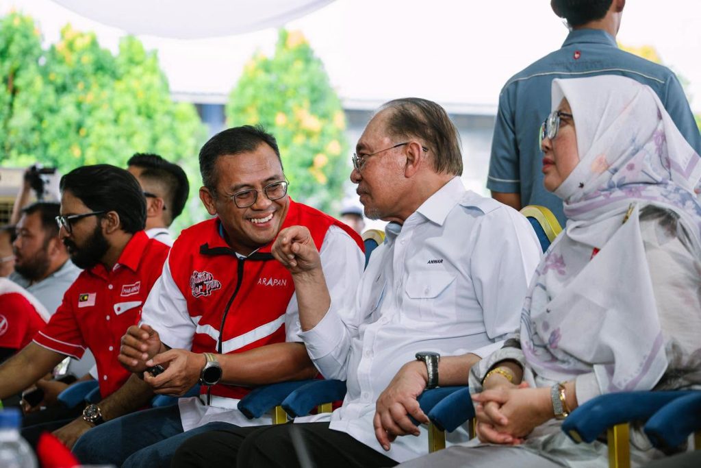 SEGAMAT, JULY 6 -- The campaign trail for the Johor state election continued in Segamat as Selangor Menteri Besar Amirudin Shari joined Datuk Seri Dr. Zaliha Mustafa at a community engagement programme held in conjunction with a friendly gathering event attended by Prime Minister Anwar Ibrahim. The programme saw a strong turnout from local residents, with organisers describing the atmosphere as highly encouraging, reflecting active public interest in the ongoing political campaign in the state. During the event, Amirudin said that communities in areas such as DUN Pemanis and DUN Jementah should receive equitable access to economic opportunities, quality employment, and development on par with more urbanised regions in Johor. He stressed that no district should be left behind in the state’s development agenda. He also outlined the broader aspiration of the coalition to form a state government that prioritises not only attracting high-value investments but also ensuring that such investments translate into tangible benefits for the people, including job creation, income growth, and wider economic spillover effects. Amirudin called on party workers to maintain campaign momentum, engage voters, and continue efforts to communicate their message ahead of polling day, emphasizing the importance of securing voter support for their political objectives in Johor. -- MINUTESMY
