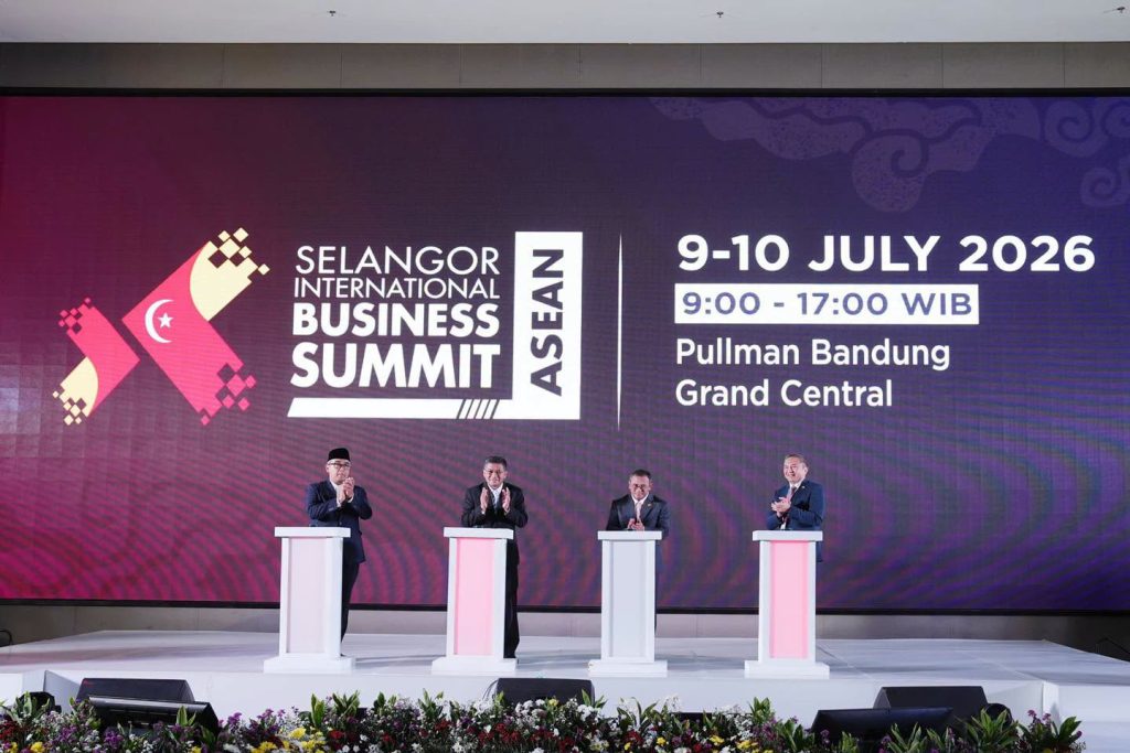 BANDUNG, JULY 9 -- Selangor Menteri Besar Amirudin Shari today launched the inaugural SIBS@ASEAN 2026 Bandung Edition, marking the first time the Selangor International Business Summit (SIBS) has expanded beyond Selangor and Malaysia. The launch ceremony was attended by West Java Deputy Governor Erwan Setiawan, Bandung Mayor Muhammad Farhan, as well as government representatives, business leaders and delegates from Malaysia and Indonesia. In his address, Amirudin stressed that ASEAN's strength is not built solely at the national level but also through close collaboration between regions, states and cities. He said Selangor and West Java, as major economic drivers in their respective countries, have an important role in fostering stronger regional cooperation. He emphasised that Malaysia and Indonesia should continue working together to build a stable, peaceful and prosperous region, adding that ASEAN's combined population of more than 700 million provides significant potential for the bloc to emerge as a stronger and more resilient economic force amid global uncertainties. Amirudin said the shared aspirations of Selangor and West Java to develop high-value and technology-driven industries create vast opportunities for collaboration in sectors such as mobility, automotive, aerospace, education and medical tourism. The event also witnessed the exchange of several Memoranda of Understanding (MoUs) and Letters of Intent (LoIs) covering education, talent development, tourism, elderly care and semiconductor chip design, reflecting the commitment of both sides to deepen cooperation between Selangor and West Java. Amirudin expressed hope that SIBS@ASEAN would serve as a catalyst for stronger economic ties between Selangor and West Java while further strengthening the longstanding relationship between Malaysia and Indonesia in support of a more prosperous and united ASEAN. -- MINUTESMY