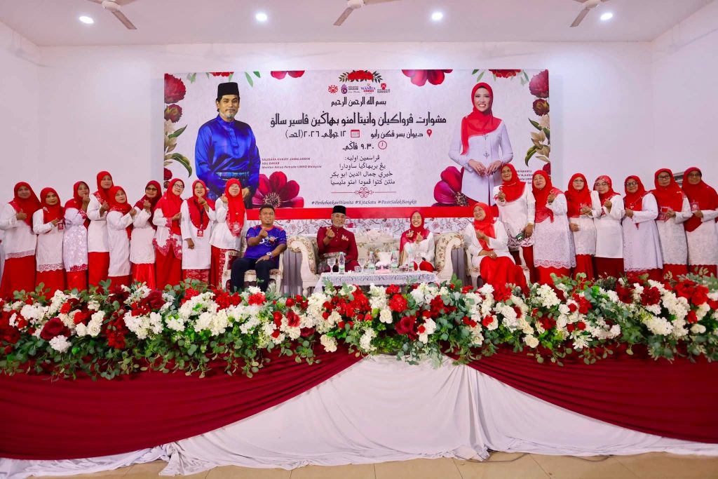 PASIR SALAK, July 13 — Former Health Minister Khairy Jamaluddin officiated the Pasir Salak UMNO Women's Division Delegates Meeting on Saturday, expressing his appreciation for the opportunity to meet party members and grassroots leaders. In a social media post, Khairy thanked the Pasir Salak UMNO Women's Division for inviting him to officiate the meeting, with special appreciation extended to the division's chief, Datin Sri Rahayu Tajuddin. He wished the delegates a productive and successful meeting, while encouraging the Women's wing to remain steadfast in its commitment to championing the interests of religion, the Malay community and the nation. Khairy also expressed hope that the division would continue to strengthen its role in serving the people and contributing to the party's continued development through dedication and unity. He concluded by wishing all delegates a successful meeting and continued perseverance in carrying out their responsibilities. -- MINUTESMY