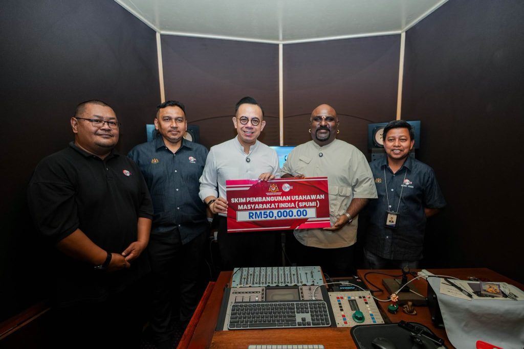 KUALA LUMPUR, July 8 — Minister of Entrepreneur and Cooperatives Development Steven Sim Chee Keong has praised Malaysian rapper Yogi B for elevating Malaysia's presence on the international music scene, describing the artist as a home-grown talent whose work has reached audiences around the world. Sharing his experience after visiting Yogi B's recording studio, Steven Sim said the veteran hip-hop artist has remained relevant since his days with Poetic Ammo, one of Malaysia's pioneering hip-hop groups in the 1990s. He said Yogi B has continued to build a successful solo career, gaining recognition not only in Malaysia but also in India and other countries through his contributions to Tamil music. Steven Sim noted that many of Yogi B's earlier songs continue to enjoy popularity, with the artist still receiving invitations to perform in countries including Singapore, Sri Lanka and the United Kingdom. "I told him that he is truly a Malaysian product exported to the world," he said. According to Steven Sim, Yogi B has also demonstrated a strong entrepreneurial mindset by operating his own recording studio, managing a record label and planning a new album, with the first song of the project set to be produced in Malaysia to reflect his Malaysian identity. He said producing music capable of competing internationally requires significant investment, with music videos alone costing tens of thousands of ringgit, adding that the creative industry should be recognised as an important economic sector built on intellectual property and entrepreneurship. Steven Sim also revealed that Yogi B recently applied for financing under the SPUMI programme through TEKUN Nasional, with the application approved within days after being submitted on June 26. He said the swift approval demonstrated the government's commitment to providing transparent and efficient support to entrepreneurs without requiring political connections or special privileges. Steven Sim stressed that artists and musicians should be recognised as entrepreneurs because they create intellectual property, manage businesses, employ teams, produce creative works and generate economic value. He expressed hope that Yogi B's upcoming music project would be successful and continue showcasing Malaysian talent on the international stage. -- MINUTESMY