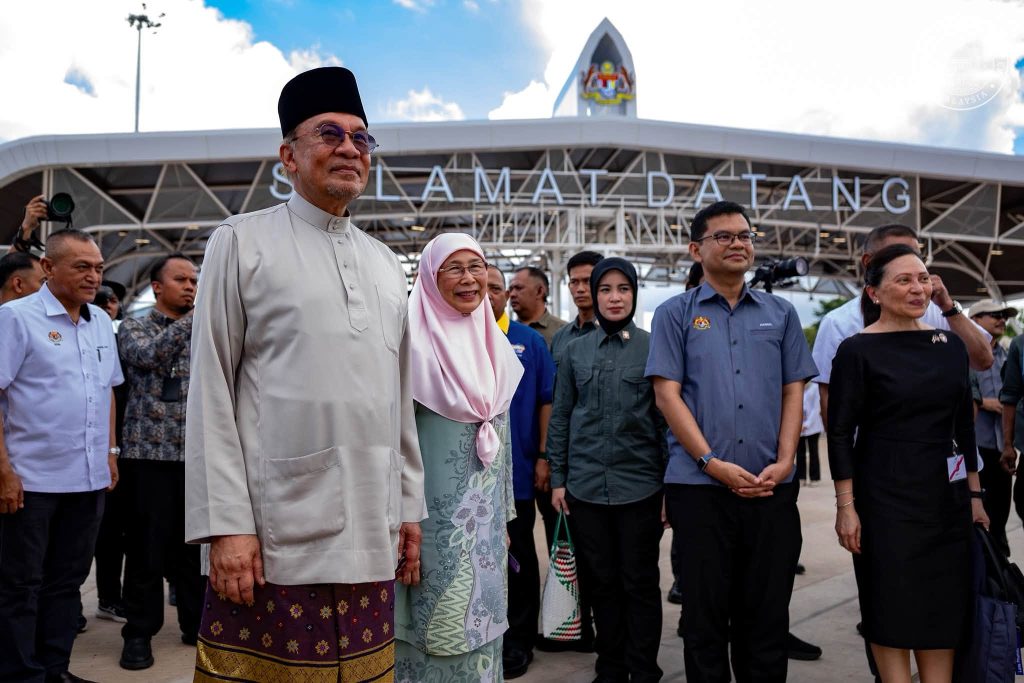 BUKIT KAYU HITAM, JULY 10 -- Malaysia's Prime Minister, Datuk Seri Anwar Ibrahim, together with Thailand's Deputy Prime Minister Anutin Charnvirakul, today officiated the opening of a new road alignment connecting the Immigration, Customs, Quarantine and Security (ICQS) Complex in Bukit Kayu Hitam with the Customs, Immigration and Quarantine (CIQ) Complex in Sadao, Thailand, marking another milestone in strengthening bilateral connectivity and economic cooperation. Speaking after the ceremony, Anwar said the new road connection reflects the shared commitment of Malaysia and Thailand to enhance cross-border relations, facilitate the movement of people and goods, and improve the efficiency of one of Southeast Asia's busiest land trade corridors. He noted that the Bukit Kayu Hitam–Sadao route plays a vital role as the busiest land gateway for trade between the two countries, with the upgraded infrastructure expected to boost trade flows, attract investments and support regional economic growth. During the bilateral meeting, Malaysia and Thailand also agreed to expedite the development of the Special Border Economic Zone, resolve outstanding technical matters, and strengthen cooperation towards achieving the USD30 billion bilateral trade target by 2027. Anwar said the benefits of the initiative would extend beyond the border areas, driving economic growth in Kedah, Perlis, Penang, Perak and Kelantan through increased trade, logistics activities, tourism development, investment opportunities and job creation. He added that the initiative reflects the MADANI Government's commitment to ensuring that strategic international partnerships deliver tangible benefits to the people. Anwar also reaffirmed Malaysia's commitment to working closely with Thailand to further strengthen bilateral relations, promote regional peace and prosperity, and create lasting economic opportunities for the people of both nations. -- MINUTESMY