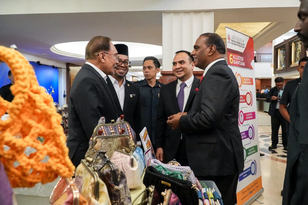 KUALA LUMPUR, July 14 – Prime Minister Datuk Seri Anwar Ibrahim reaffirmed the MADANI Government's commitment to safeguarding the interests of Malaysians despite ongoing global uncertainties during the Prime Minister's Question Time (PMQT) session in the Dewan Rakyat on Tuesday. Speaking in Parliament, Anwar highlighted the development of the Malaysia-Thailand Border Economic Zone (ZEB) as a key initiative expected to drive economic growth, attract investments, create employment opportunities, and enhance prosperity for communities in the northern border region. The Prime Minister said the strategic cross-border economic project would strengthen economic cooperation between Malaysia and Thailand while contributing to broader national development and improving the livelihoods of the people. Addressing concerns over the prolonged tensions surrounding the Strait of Hormuz, Anwar outlined the government's measures to mitigate potential economic disruptions arising from the global situation. He said the government is taking proactive steps to ensure sufficient energy supplies, maintain the stability of essential goods prices, and strengthen assistance for affected sectors and vulnerable groups. Anwar stressed that the government remains vigilant in monitoring global developments and is prepared to implement necessary measures to protect Malaysia's economic resilience. He reiterated that the MADANI Government remains committed to preserving the welfare of the people and safeguarding national interests while navigating an increasingly uncertain global landscape. -- MINUTESMY