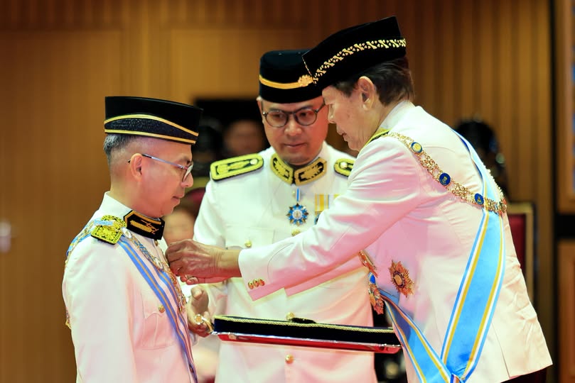 GEORGE TOWN, July 11 – Communications Minister Datuk Fahmi Fadzil was conferred the Darjah Panglima Pangkuan Negeri (DPPN), which carries the title “Datuk Seri” (Dato' Seri), in conjunction with the 85th Official Birthday celebration of the Yang di-Pertua Negeri of Penang, Tun Ramli Ngah Talib, on Saturday. Fahmi, who also serves as the MADANI Government spokesperson, headed the list of 230 recipients honoured at the 2026 Investiture Ceremony for Penang State Orders, Decorations and Medals held at Dewan Sri Pinang in George Town. He was the sole recipient of the prestigious DPPN award this year, making it the highest state honour conferred during the ceremony. The investiture ceremony was held in conjunction with the 85th Official Birthday of Tun Ramli Ngah Talib and recognised individuals for their outstanding contributions and service to the nation and the State of Penang. Fahmi's conferment reflects recognition of his public service and leadership in the communications portfolio, as well as his role as the spokesperson for the MADANI Government. -- MINUTESMY