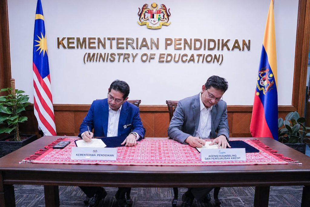 PUTRAJAYA, July 14 — The Ministry of Education (MOE) has signed a Memorandum of Understanding (MoU) with the Credit Counselling and Debt Management Agency (AKPK) to strengthen financial literacy among educators nationwide. The agreement, signed on Tuesday, marks a strategic collaboration aimed at promoting prudent financial management practices within the education sector. The ceremony was officiated by MOE Secretary-General Datuk Wan Hashim Wan Rahim and will pave the way for a range of initiatives covering financial planning, debt management, savings, basic investment knowledge and retirement preparedness. Also present were MOE Deputy Secretary-General (Management) Datuk Indera Ikmalrudin Ishak, Acting AKPK Chief Executive Officer Azman Hasim, as well as senior officials from both organisations. The ministry said the partnership reflects its commitment to equipping educators with essential financial management skills to support their long-term financial well-being.