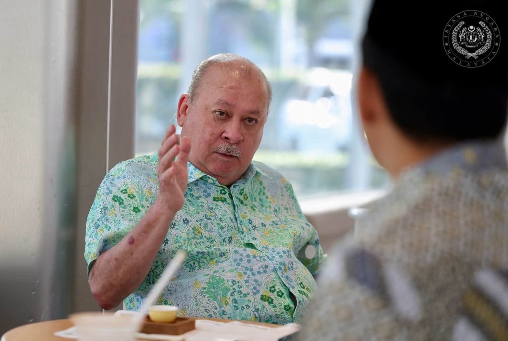JOHOR BAHRU, 15 Julai – Menteri Besar Johor, Datuk Onn Hafiz Ghazi, hari ini menghadap Kebawah Duli Yang Maha Mulia Seri Paduka Baginda Yang di-Pertuan Agong Sultan Ibrahim bagi mempersembahkan perkembangan pentadbiran Kerajaan Negeri Johor susulan Pilihan Raya Negeri (PRN) Johor Ke-16. Dalam sesi menghadap yang berlangsung di Johor Bahru itu, Onn Hafiz mempersembahkan beberapa perkara penting berkaitan pentadbiran negeri selepas kerajaan baharu menerima mandat daripada rakyat, termasuk hala tuju pentadbiran serta perancangan pembangunan Johor untuk tempoh akan datang. Perbincangan turut menyentuh usaha Kerajaan Negeri dalam memastikan agenda pembangunan dapat dilaksanakan secara tersusun bagi memperkukuh pertumbuhan ekonomi, menarik pelaburan serta meningkatkan kesejahteraan rakyat di seluruh Johor. Seri Paduka Baginda turut menzahirkan harapan agar Kerajaan Negeri Johor yang telah diberikan mandat oleh rakyat dapat melaksanakan amanah dan tanggungjawab dengan penuh dedikasi, berintegriti serta bersungguh-sungguh dalam menjayakan setiap dasar dan inisiatif demi kemajuan negeri. Baginda menekankan kepentingan tadbir urus yang baik serta komitmen berterusan dalam memastikan setiap perancangan pembangunan memberi manfaat secara langsung kepada rakyat Johor. Onn Hafiz menjunjung kasih atas nasihat dan pandangan yang dizahirkan oleh Seri Paduka Baginda, sambil menegaskan bahawa Kerajaan Negeri akan terus komited untuk melaksanakan dasar yang berteraskan kesejahteraan rakyat, kemakmuran ekonomi dan pembangunan mampan. Beliau berkata kerajaan negeri akan memastikan mandat yang diberikan oleh rakyat diterjemahkan melalui pentadbiran yang cekap, telus dan berfokus kepada penyampaian perkhidmatan terbaik demi menjadikan Johor sebuah negeri yang lebih maju, berdaya saing dan sejahtera. -- MINUTESMY