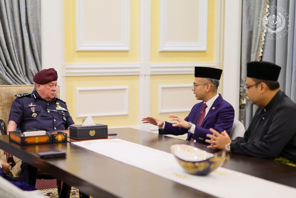 KUALA LUMPUR, July 15 — His Majesty Sultan Ibrahim, King of Malaysia, granted an audience to Communications Minister Datuk Seri Ahmad Fahmi Mohamed Fadzil at Istana Negara on Monday. During the audience, Fahmi briefed His Majesty on the preparations for the 2026 National Day celebrations, which are scheduled to take place on Aug. 31 at Dataran Putrajaya. The meeting focused on updates regarding planning and arrangements for the annual national celebration, which will commemorate Malaysia's independence and bring together Malaysians from across the country. The audience underscored the importance of ensuring smooth preparations for one of the nation's most significant annual events, with various government agencies working together to deliver a successful National Day celebration. -- MINUTESMY