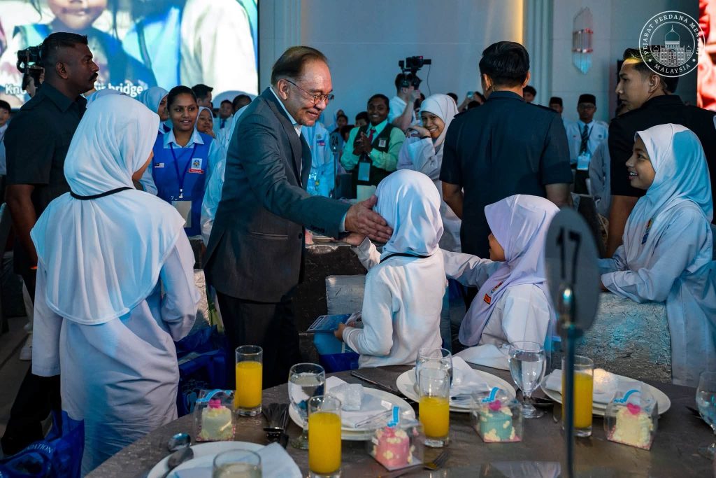 KUALA LUMPUR, July 16 – Prime Minister Datuk Seri Anwar Ibrahim yesterday spent time with around 700 underprivileged students from the Federal Territories who received special assistance through the A Celebration of Life and Peace programme organised by the ERM Foundation. Anwar said he and his wife, Datuk Seri Dr Wan Azizah Wan Ismail, were honoured to attend the event, which aimed to support and encourage children from low-income families. He also expressed his appreciation to the ERM Foundation for its generosity and commitment in making the programme possible, describing it as a meaningful initiative that fosters compassion while giving hope to the younger generation. In addition to receiving financial assistance, the students were also treated to a joyful birthday celebration held in a warm and festive atmosphere. "The smiles and happiness on the children's faces were truly heartwarming," he said. In his address, the Prime Minister encouraged the students to use education as a foundation for becoming individuals of strong character, urging them to respect their teachers, love their parents, families and friends, and contribute positively to society. He emphasised that knowledge is only truly valuable when guided by good morals, compassion and a strong sense of humanity. Anwar also expressed hope that the children would grow into a generation that is not only intellectually capable but also rich in values and integrity, enabling them to lead Malaysia towards a brighter future. He concluded by praying that Allah SWT would continue to protect and bless each child throughout their journey in life. -- MINUTESMY