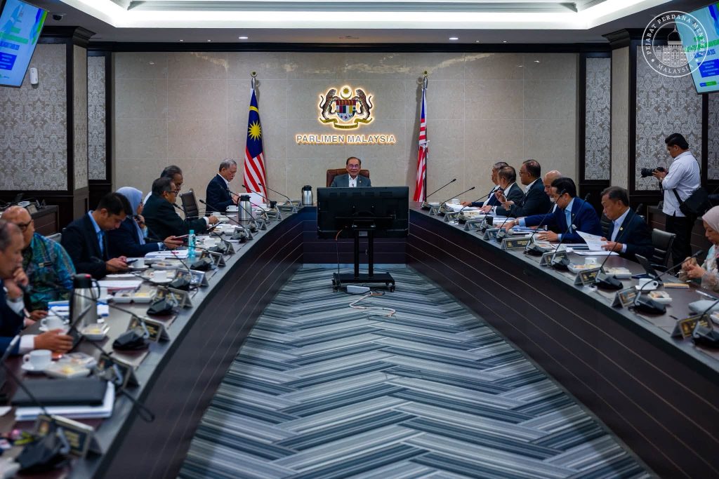 PUTRAJAYA, July 15 – Prime Minister Datuk Seri Anwar Ibrahim today chaired the National Food Security Council Meeting No. 1/2026, reaffirming the government's commitment to strengthening Malaysia's agri-food sector to ensure long-term food security and improve the livelihoods of farmers, paddy growers, livestock breeders and fishermen. During the meeting, members reviewed strategies to enhance the competitiveness of the country's agri-food industry while ensuring a stable and sustainable food supply for the nation. A key focus of the meeting was the anticipated Super El Niño phenomenon, which is forecast to affect Malaysia beginning in November 2026. Anwar directed the Ministry of Agriculture and Food Security (KPKM) to immediately formulate mitigation measures to minimise the impact of prolonged dry weather on food production and to safeguard the welfare of farming communities. The council also discussed fisheries cooperation between Malaysia and Thailand. The Prime Minister instructed KPKM to expedite efforts to finalise the matter through the appropriate diplomatic and administrative channels, while maintaining strict food safety and quality standards. Anwar stressed that continuous engagement with local fishing communities must be carried out to ensure their products comply with the required standards, enabling them to remain competitive in the market. He said the MADANI Government remains committed to strengthening the agri-food sector through the adoption of technology, innovation and best agricultural practices to enhance productivity and resilience. According to Anwar, these efforts are essential to ensuring Malaysia's food supply remains secure while improving the well-being of those working in the agriculture and fisheries sectors, ultimately benefiting the rakyat. -- MINUTESMY
