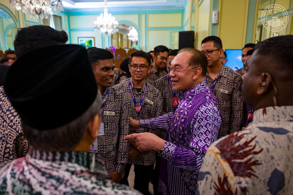 PUTRAJAYA, July 16 – Prime Minister Datuk Seri Anwar Ibrahim has called on future civil servants to uphold integrity, professionalism, and a strong sense of responsibility, stressing that the nation's future depends on a capable and principled public service. Speaking during a meeting with Administrative and Diplomatic Service (PTD) cadets currently undergoing the Postgraduate Diploma in Public Management Programme, Anwar said the role of a civil servant carries a significant responsibility that extends beyond administrative duties. He emphasised that public officers must demonstrate integrity, efficiency, the courage to embrace change, and an unwavering commitment to placing the interests of the people and the nation above all else. According to the Prime Minister, these qualities are essential in ensuring that Malaysia's public service remains responsive, accountable, and capable of meeting the evolving needs of the country. Anwar said the future of Malaysia rests on a new generation of leaders and civil servants who are competent, principled, and dedicated to strengthening good governance. He added that a high-performing public service would play a critical role in advancing Malaysia's development while promoting fairness, transparency, and shared prosperity in line with the aspirations of the MADANI Government. The Prime Minister expressed confidence that the PTD cadets would contribute meaningfully to nation-building by serving with professionalism, integrity, and a commitment to improving the lives of all Malaysians. -- MINUTESMY