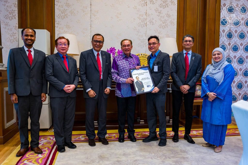 PUTRAJAYA, July 16 – Prime Minister Datuk Seri Anwar Ibrahim reaffirmed the government's commitment to strengthening Malaysia's professional talent ecosystem and preparing the workforce for the era of artificial intelligence (AI) during a courtesy visit by a delegation from the Malaysian Professional Council (Balai Ikhtisas Malaysia, BIM). The delegation was led by BIM President, Prof. ChM Dr. Juan Joon Ching, where discussions focused on initiatives to develop professional talent and enhance the readiness of Malaysia's workforce to meet the demands of an increasingly AI-driven economy. Anwar said the exchange of views underscored the importance of equipping professionals with future-ready skills as Malaysia aspires to position itself as a regional hub for professional excellence and innovation. He noted that the government recognises the professional community as a strategic partner in strengthening the nation's competitiveness, driving innovation, and supporting the implementation of the MADANI agenda for the benefit of the people. "The efforts to nurture highly skilled professionals and prepare them for the challenges of the AI era are essential to ensuring Malaysia remains competitive on the global stage," the Prime Minister said. During the meeting, Anwar also received an invitation to attend Hari Ikhtisas Malaysia, an event dedicated to recognising the contributions of professionals across various sectors towards the country's development. He expressed hope that the close collaboration between the government and the professional community would continue to grow, producing more professionals who are competent, ethical, and globally competitive. Anwar added that sustained cooperation between both parties would play a vital role in cultivating future leaders capable of driving Malaysia's progress while contributing to sustainable national development. -- MINUTESMY