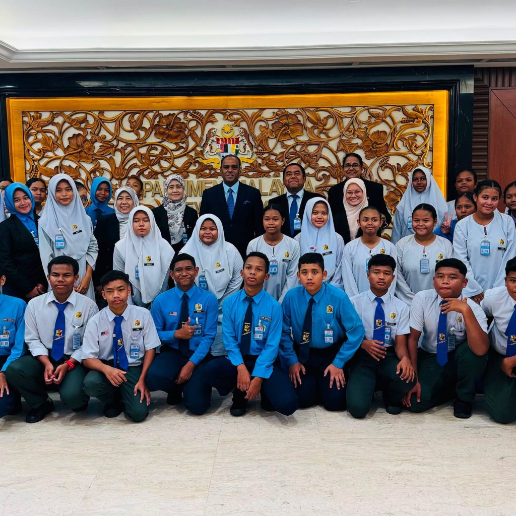 KUALA LUMPUR, July 15 — Member of Parliament for Tapah, Datuk Seri M. Saravanan, has emphasised the importance of exposing young Malaysians to the country's parliamentary and democratic processes during a visit by students from several schools in Tapah to Parliament. Saravanan said the educational visit provided students with a valuable opportunity to gain a better understanding of Malaysia's democratic system and the role of Parliament in the nation's governance. He noted that such initiatives are essential in nurturing civic awareness from a young age, while encouraging students to develop an interest in national politics and public affairs. According to him, early exposure to parliamentary institutions can help shape a generation that is knowledgeable, responsible and capable of making informed decisions when they become adults. Saravanan expressed hope that the visit would become a meaningful learning experience for the students and inspire them to grow into responsible citizens who contribute positively to the country's future. -- MINUTESMY