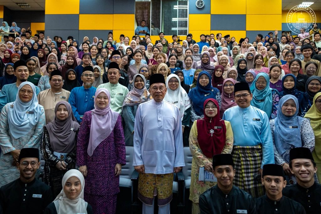 NILAI, July 17 – Prime Minister Datuk Seri Anwar Ibrahim has emphasised that strong leadership begins with the attitude of not being easily satisfied with personal achievements, but instead continuously striving to improve oneself and fulfil responsibilities with excellence. Speaking during the “Temu Anwar Bersama Pelajar IPG Kampus Pendidikan Teknik Nilai” dialogue session today, Anwar said the spirit of itqan fil ’amal — carrying out every responsibility and task to the best of one’s ability — should become a guiding principle among educators and future leaders. He said educators are not merely responsible for delivering knowledge, but must also serve as role models who are willing to continue learning, embrace change and enhance their own quality. Anwar noted that in an era of rapid advancements in digital technology, artificial intelligence (AI) and energy transition, teachers and aspiring leaders must be willing to innovate, acquire new skills and adapt teaching approaches to meet current demands. The Prime Minister also expressed confidence that young people possess great potential to lead national transformation, but said this potential can only be realised through strong knowledge, skills development, close collaboration with industries and an unwavering commitment towards excellence. He stressed that a culture of lifelong learning and continuous self-improvement is essential in producing leaders capable of facing future challenges. -- MINUTESMY