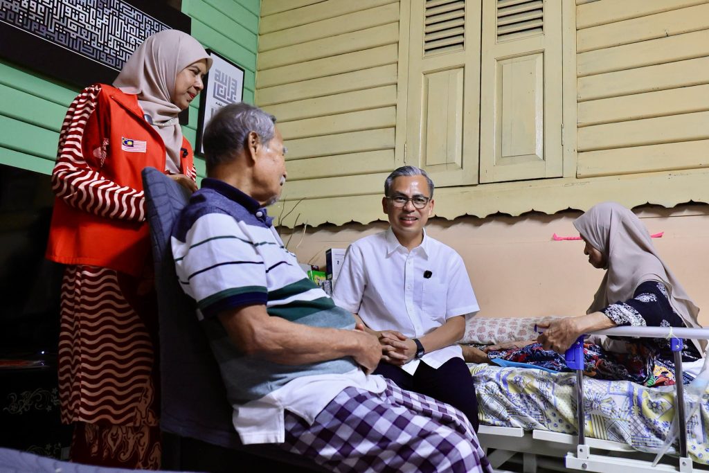 Datuk Seri Fahmi Fadzil Meets Residents in Pilah, Rallies Support for PH Candidate