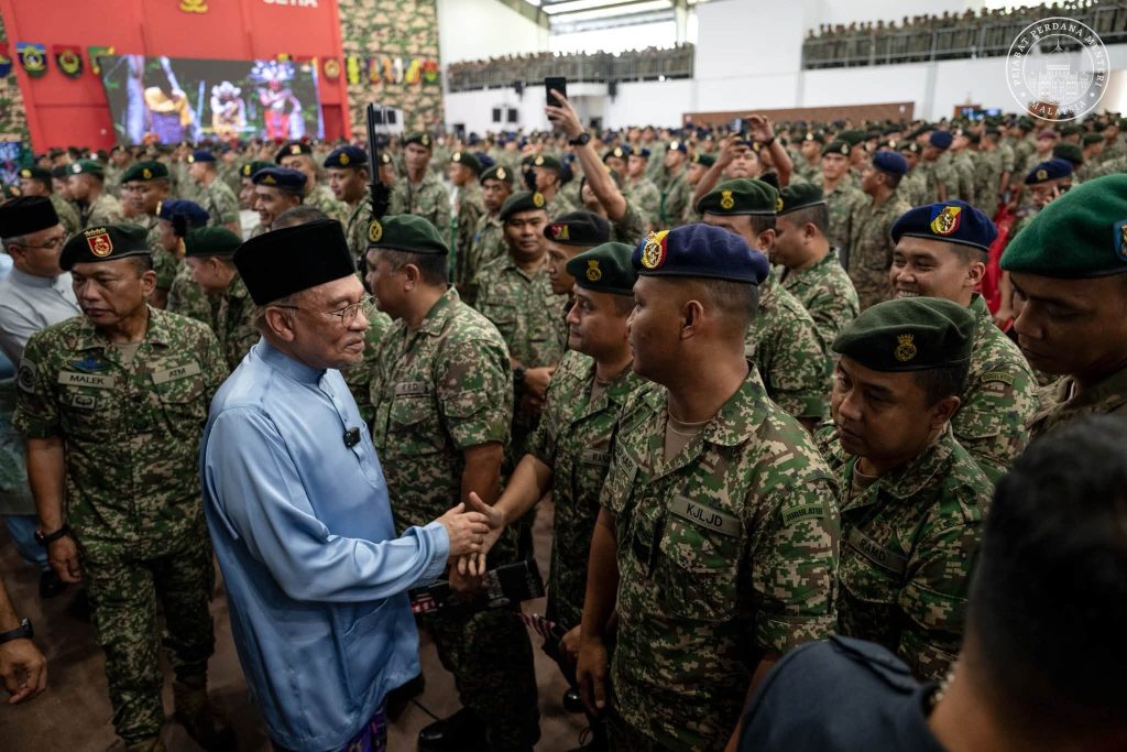 PM Anwar Reaffirms Commitment to Strengthening Armed Forces During Visit to Port Dickson