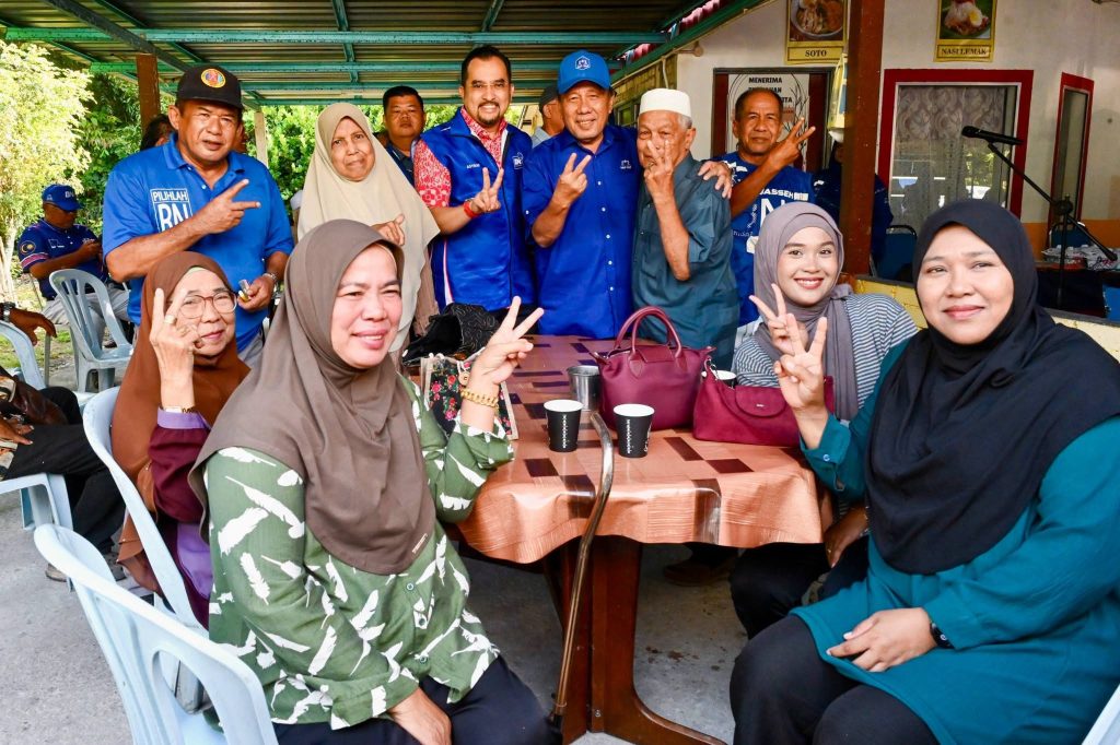 Datuk Dr Asyraf Wajdi, BN Candidate Meet Voters in Juasseh Ahead of Negeri Sembilan Poll