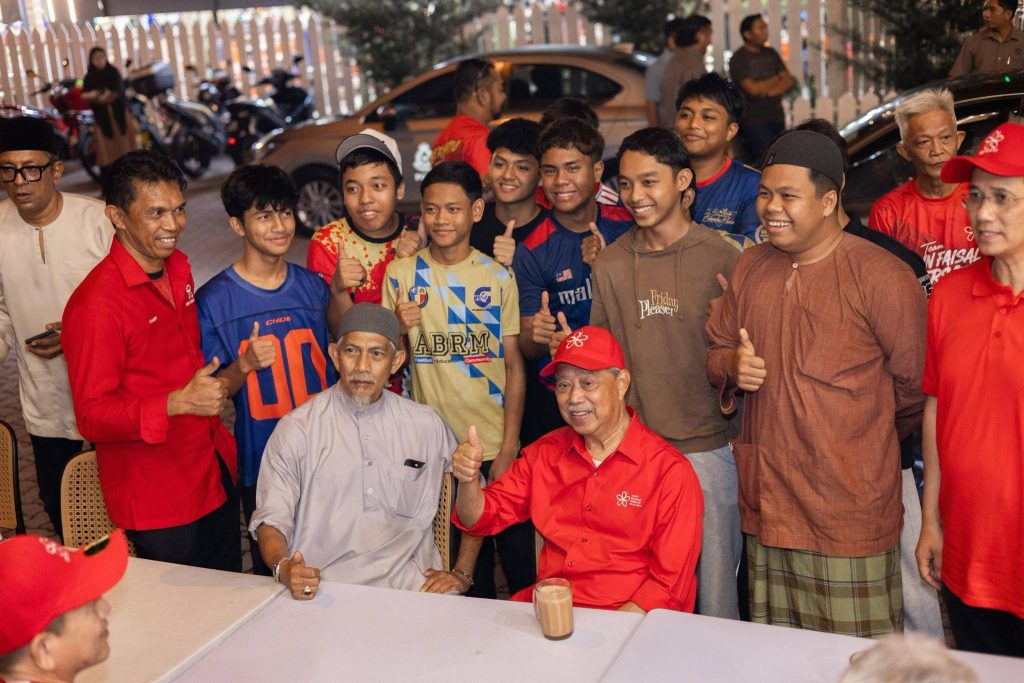 Tan Sri Muhyiddin Meets Grassroots Supporters in Sikamat and Temiang During Negeri Sembilan PRN Campaign