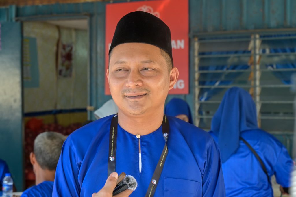 KOTA TINGGI,  July 3 —  The incumbent assemblyman for Tanjung Surat, Aznan Tamin, is determined to strengthen the eco-tourism and oil and gas sectors as key drivers of economic growth in the constituency if given the mandate again in the 16th Johor State Election. The Barisan Nasional (BN) candidate said Tanjung Surat has significant untapped economic potential, particularly its scenic coastal areas, which could be developed into eco-tourism attractions to generate income and employment for the local community. “Developing the eco-tourism sector will not only raise Tanjung Surat’s profile as a tourist destination but also create greater economic opportunities for the people,” he said after a meet-and-greet session with the fishing community at the Sungai Rengit Fishermen’s Jetty here. Aznan said Tanjung Surat’s strategic location near the Pengerang oil and gas industrial hub also provides opportunities to create more high-income jobs, especially for young people. The former Johor Education and Information Committee chairman said the initiative would be supported by skills training and upskilling programmes to ensure more local youths meet the industry's workforce requirements. “We want to equip our young people with the right skills so they can secure quality jobs in the oil and gas sector while continuing to live and work in their hometown,” he said. Apart from economic development, Aznan, who is affectionately known as “YB Nanan”, said improving basic infrastructure, including roads and street lighting, would remain among his priorities to enhance the comfort and safety of residents. He said the state government, in collaboration with the Public Works Department (JKR), has installed streetlights at several locations, particularly along the Bandar Penawar–Pengerang route, and that such efforts would continue to support the area's tourism development. “A tourist destination may be attractive, but without adequate lighting, it appears less welcoming. That is why we are giving due attention to infrastructure improvements,” he said. He added that efforts to strengthen the people's welfare would also continue to ensure development initiatives deliver comprehensive and lasting benefits to residents. The Tanjung Surat state seat will see a straight fight between Aznan and Pakatan Harapan (PH) candidate Faizul Abdul Ghani in the Johor state election. Polling for the 16th Johor State Election will be held on July 11, with early voting scheduled for July 7. -- BERNAMA 