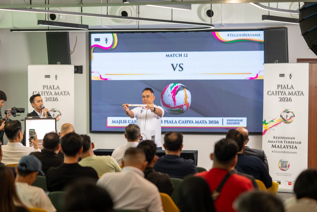 Idzam Yuhaizi Bin Mohd Yunos, Chief Risk Officer of Cahya Mata, draws the groups for the Negeri Sembilan leg of Piala Cahya Mata 2026
