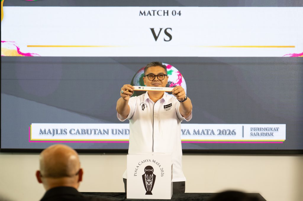 Izzam Ibrahim, Group Chief Corporate Services Officer of Cahya Mata, draws the groups for the Sarawak leg of Piala Cahya Mata 2026.