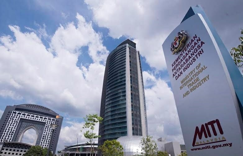 KUALA LUMPUR: A total of 2,688 investment projects in the manufacturing sector have been realised with a value of RM318.5 billion for the period 2023 to March 2026, according to the Ministry of Investment, Trade and Industry (MITI). The ministry explained that of the total, the value of domestic investments was RM63.3 billion (19.9 percent) while foreign investments amounted to RM255.2 billion (80.1 percent), with the implementation of the project having created 210,546 job opportunities. "The MADANI government, through MITI and MIDA (Malaysian Investment Development Authority), is always committed to ensuring that approved investments can be realised at a high rate and within a reasonable period of time. "This will contribute to economic spillover effects, including business opportunities and the creation of highly skilled jobs for the people," added MITI in a written response to the Dewan Rakyat posted on the Parliament website on Tuesday. MITI informed that for investments that are realised, approved projects typically take between 18 to 24 months to implement, subject to the complexity and scale of the project as well as the current economic situation. The five states that recorded the highest realized investment value, namely Penang, Kedah, Selangor, Johor and Negeri Sembilan, represented 84.3 percent of the total realized investments for the period 2023 to March 2026, the ministry explained. According to MITI, a total of 3,847 investment projects worth RM427.9 billion have been approved for the period 2023 to March 2026, with investments in the manufacturing sector expected to create 302,058 new job opportunities. Of the total investments, the value of domestic investments amounted to RM93.9 billion (21.9 percent), while foreign investments amounted to RM334.0 billion (78.1 percent), he added. The five states that recorded the highest investment approvals for the manufacturing sector were Penang, Kedah, Selangor, Johor and Negeri Sembilan, which contributed 81 percent of the total. MITI stated this in response to a question from Datuk Seri Dr Ronald Kiandee (PN-Beluran) regarding domestic investments and foreign direct investments approved since 2023 that have been realised, including the value of investments, the actual number of jobs created, and their performance by state. Meanwhile, in response to a question from Datuk Seri Hamzah Zainudin (PN-Larut) regarding the government's efforts to attract world-class technology and industrial companies to invest in Malaysia, MITI explained that its party, together with the agency, MIDA, is always implementing various strategic efforts to attract world-class technology and industrial companies. Among them are through targeted Trade and Investment Missions (TIMs), implementing the "Strike Force" approach and Special Project Missions, and offering incentives based on results, the ministry added. MITI informed that, in addition to efforts to attract new investments, the government is also focusing on investment facilitation aspects throughout the 'investor journey', starting from the pre-investment phase to implementation and post-investment to ensure that world-class technology and industrial companies receive the support they need. “Moving forward, the government will continue to strengthen Malaysia's attractiveness as a regional investment hub through consistent policies, a competitive industrial ecosystem, efficient investment facilitation, and talent and technology development. "This approach is believed to continue to attract world-class technology and industrial companies to invest, grow and make Malaysia a strategic base of operations in the region," said MITI. -- BERNAMA