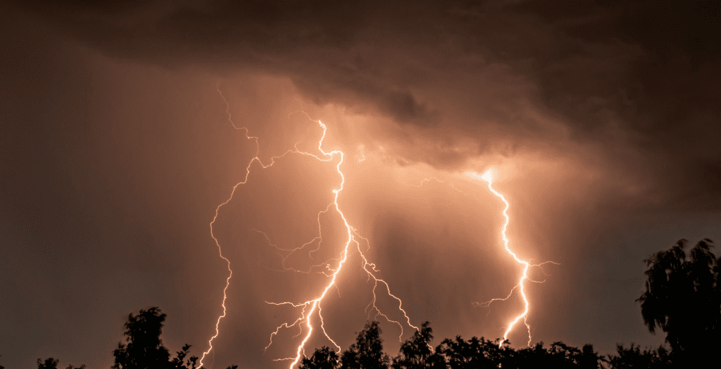 KUALA LUMPUR, July 11 -- The Malaysian Meteorological Department (MetMalaysia) has issued a warning of thunderstorms, heavy rain and strong winds affecting five states until noon today. In a statement today, MetMalaysia said the adverse weather conditions are expected to affect several areas in Kedah, namely Kota Setar, Pokok Sena, Yan and Pendang; Perak (Manjung, Bagan Datuk and Hilir Perak); and Negeri Sembilan (Rembau and Tampin). Similar warnings were also issued for Melaka, as well as several districts in Johor, namely Tangkak, Muar, Batu Pahat, Pontian, Kulai and Johor Bahru. The public in the affected areas are advised to remain vigilant and obtain the latest weather information through MetMalaysia’s official channels. --BERNAMA