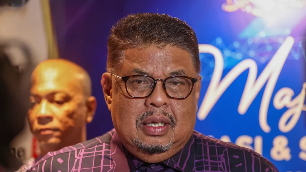 ALOR GAJAH: The 16th Melaka State Election (PRN) cannot be used as a field of provocation that could disrupt public order, but rather the democratic process must take place in a peaceful and controlled environment, said Chief Minister Datuk Seri Ab Rauf Yusoh. Ab Rauf said that although the people are free to differ in party, political views and choices, aspects of security, the well-being of the people and the stability of the state must always be a priority. "Elections are a field of democracy, not a field of provocation. We can have different parties, different views and different choices, but when it comes to the security and well-being of the people and the stability of the state of Melaka, our principle must be clear that there is no greater political interest than the peace of the state," he said. He said this at the Closing Ceremony of the Ex-Voters Charity Exercise for the 16th Melaka State Election (Public Order Simulation) at the Datuk Kapt (Rtd) Haji Ab Karim Hall here last night. Also present were Deputy Director (General Policing/Disaster Crisis) of the Bukit Aman Internal Security and Public Order Department, DCP Datuk MV Srikumar and Melaka Police Chief Datuk Dzulkhairi Mukhtar. Ab Rauf said the simulation exercise was not just a demonstration but rather proved that the state government and security forces were always ready and would not compromise against any threat that could threaten the state's peace. He also expressed his appreciation to the Royal Malaysian Police (PDRM) Melaka Contingent who sparked the idea of ​​implementing the training, which is the first of its kind in the state. Meanwhile, Dzulkhairi said that apart from the police, all parties involved were at the highest level of preparedness to face the Melaka state election which is expected to be held this September. He said the two-day simulation proved that the entire state security machinery was prepared to face various possibilities throughout the election process, encompassing various scenarios including escorting ballot boxes, riot control, provocations, fire incidents and dispersal actions according to established operating procedures. "The element of provocation from the public was something we expected, but based on intelligence, Melaka is relatively under control and peaceful. We did not expect such a riot to occur, but we are still making initial preparations." "Every weakness identified during this exercise will be corrected and all operating procedures streamlined before the election to ensure the level of preparedness is at the best possible level," he said. Dzulkhairi said that apart from the PDRM, the large-scale simulation with 395 officers, members and representatives of various agencies also involved the National Security Council, the Election Commission, the Malaysian Fire and Rescue Department, the Malaysian Civil Defence Force and the Ministry of Health. The 16th Malacca PRN involved 685,455 registered voters at 264 polling centres with 1,198 voting channels throughout the state. To ensure that the voting process runs smoothly, Melaka PDRM will mobilize more than 3,300 officers and personnel, supported by the Public Riot Action Unit (PORU), a troop of the Federal Reserve Unit (FRU) as well as the activation of four operations rooms at the contingent and district levels. -- BERNAMA
