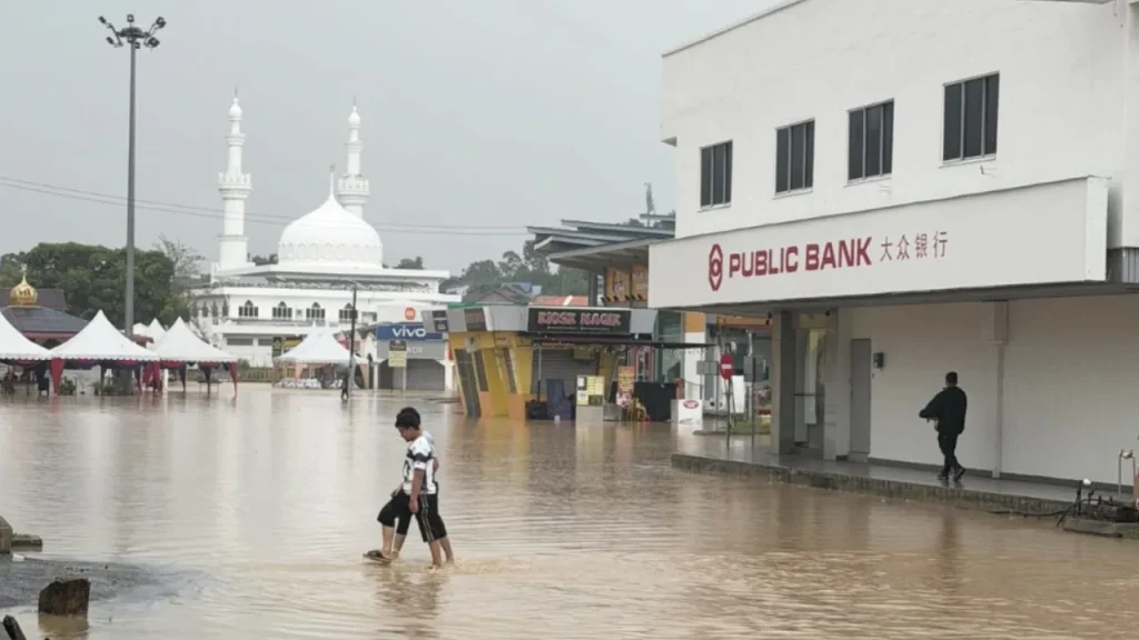 ALOR GAJAH, JULY 11 -- Two areas in Alor Gajah here were flooded following heavy rain that continued for more than six hours since 6am this morning. Melaka APM director Lt Col (PA) Kamarulsyah Muslim said that as of 12.30 pm today, the areas affected by the flood were Taman Ria Masjid Tanah and Jalan Bandar Baru Masjid Tanah, but the number of residents or houses affected had not yet been obtained. "The area in question was flooded following continuous heavy rain causing the water level in rivers or ditches to overflow. "However, so far no temporary evacuation centres have been opened and continuous monitoring in the affected areas is being carried out by APM members and related agencies," he said in a statement here today. Continuous heavy rain was also reported in Central Melaka and Jasin, but so far no areas have been reported flooded. -- BERNAMA