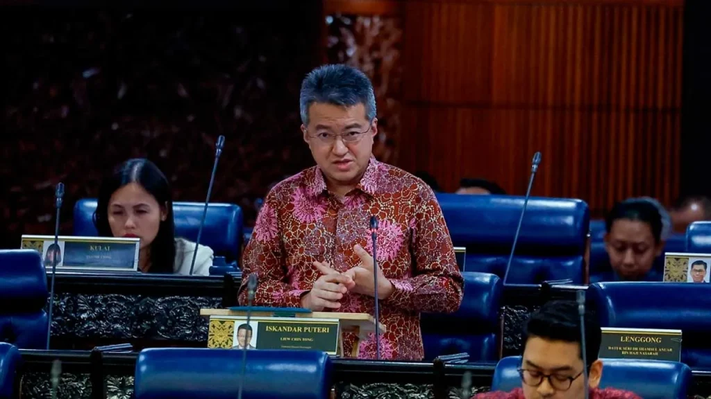 KUALA LUMPUR: The Dewan Rakyat today approved the National Trust Fund (KWAN) Bill 2026 which will strengthen the legal basis of the fund by ensuring more consistent inflows, more disciplined disbursements and clearer governance and accountability. The bill, which is based on a clear intention to create long-term financial reserves for future generations of Malaysians, was tabled by Deputy Finance Minister Liew Chin Tong, and passed with a majority of votes in favor after being debated by 15 Members of Parliament. Liew said after almost four decades, KWAN group assets amounted to RM22.43 billion at the end of 2024, with PETRONAS remaining the only voluntary contributor, amounting to RM13.5 billion. "During the same period, the experience of administering the Fund, including the RM5 billion withdrawal episode in 2021 that received public attention, showed that the existing framework needed to be improved, with contributions being entirely discretionary, with no withdrawal limits, and with a general purpose of use." "This bill was drafted to strengthen the framework through statutory contributions, production discipline and modern governance," he said when wrapping up the debate on the KWAN 2026 Bill in the Dewan Rakyat today. He said the contribution rate set at 0.1 percent was a minimum rate and the obligation to contribute to intergenerational savings needed to remain robust across fiscal cycles and successive governments. Therefore, the rate can only be changed by Parliament itself through an amendment Act, and any government that wants to change it must return to the Dewan Rakyat, he said. -- BERNAMA