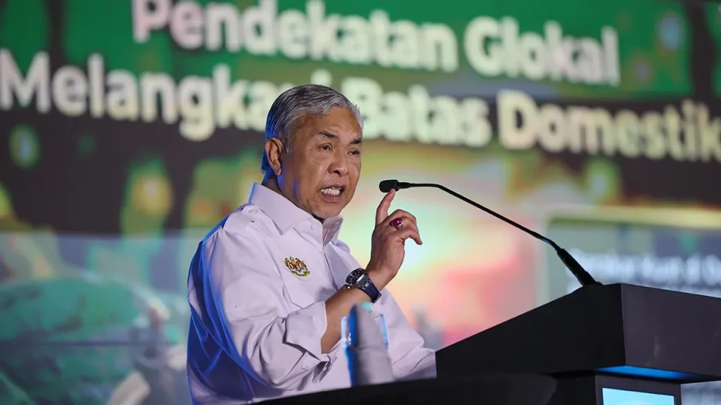 PAHANG, JULY 6 -- Deputy Prime Minister Datuk Seri Ahmad Zahid Hamidi today announced the distribution of FELCRA Bhd's Interim Distributable Profit for Year 1, 2026, amounting to RM126.9 million. Ahmad Zahid said the profit distribution would benefit more than 72,000 participants nationwide. "This distribution will be channeled in stages to more than 72,000 participants throughout Malaysia, involving 747 projects that have recorded profits," he said in his opening speech in conjunction with the 2026 World Rural Development Day Celebration at the Tun Abdul Razak Stadium, Jengka Central Town, today. Meanwhile, FELCRA Berhad Chief Executive Officer Mohamed Ismi Abdul Majid said the first interim profit distribution this year increased 7.6 percent to RM126.9 million compared to RM117 million for the same period last year. He said it was hoped that the distribution would help improve the well-being of participants, especially in covering the educational expenses of children who were continuing their studies at higher education institutions. "FELCRA hopes that this profit distribution can help improve the well-being of participants. Many of the participants' children are now able to continue their studies at higher learning institutions, so with this profit they can use it for that purpose," he told reporters after the ceremony. Mohamed Ismi said the increase in production revenue and the decrease in operating costs compared to last year were among the main factors contributing to the increase in profit distribution. He said the average price of crude palm oil (CPO) for the period from January to April this year was recorded at RM4,367 per tonne compared to RM4,600 per tonne in the same period last year. "Despite the decline in MSM prices, profits still increased as operating costs were successfully reduced by 12 percent. In addition, the number of projects receiving profit distribution also increased to 747 projects compared to 684 projects last year," he said. He said Interim 1 distribution covers profits for the period January to April and payments will be made starting this month, while Interim 2 distribution, which covers the period May to August, is scheduled to be paid in November after the account closing process in September. -- BERNAMA