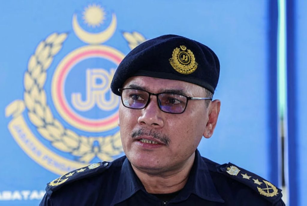 handle individual private Motor Vehicle Licence (LKM) and Malaysian Driving Licence (LMM) renewal transactions starting today. State RTD director Zulkarnain Yasin said the initiative allows customers who want to renew both documents to take only one queue number and get services at the same counter. "In addition, customers can also save time and thus further streamline LKM and LMM renewal transactions," he said in a statement today. Commenting further, Zulkarnain said that the transactions at the multi-counters are not limited by division and customers can be coordinated across all service counters. He said any complaints can be made directly or in real time using the MyJPJ application: e-Aduan@JPJ or email aduantrafik@jpj.gov.my along with complete details of the complaint. -- BERNAMA 