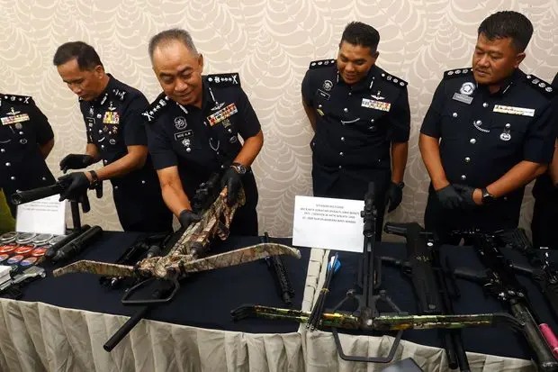 IPOH, July 6 -- Police seized 208 live rounds of ammunition and several objects resembling firearms, besides arresting a local man in two raids linked to drug trafficking activities in Sitiawan, near Manjung, last Wednesday. Perak police chief Datuk Mohd Alwi Zainal Abidin said the operation conducted by the Perak Narcotics Criminal Investigation Department (NCID) also resulted in the seizure of drugs believed to be Methylenedioxymethamphetamine (MDMA) and ketamine, with a total estimated value of RM6,547. "The first raid was carried out in the Taman Terus Maju area in Sitiawan, where police stopped a Proton Wira driven by the 29-year-old suspect. "An inspection of the vehicle uncovered three red plastic packets containing substances believed to be MDMA, weighing 66.64 grammes," he told a press conference at the Perak Police Headquarters here today. He said said following the arrest, police raided a house in Jalan Kampung Cina, Sitiawan, where they found 12 transparent plastic packets containing substances believed to be ketamine, weighing 64.30 grammes. Mohd Alwi said further inspection of a wooden shed behind the house led to the discovery of an object resembling a pistol, seven rifle-like barrels, two crossbow-like barrels, 208 live rounds of ammunition and eight spent cartridge casings. "Initial investigations also found that the suspect is believed to have been actively involved in drug trafficking for about four months, selling the drugs directly to users. The drugs seized were estimated to be sufficient to supply about 100 addicts," he said. He said the suspect was found to have no criminal record, while preliminary urine screening showed he was tested positive for ketamine. According to him, police also seized RM720 in cash under the Dangerous Drugs (Forfeiture of Property) Act 1988, bringing the total value of the seizures and confiscations to RM7,267. “The suspect was remanded for six days from July 2 until today to facilitate investigations. The case is being investigated under Section 39B of the Dangerous Drugs Act 1952 and Section 8A of the Firearms Act 1960,” he added. -- BERNAMA 