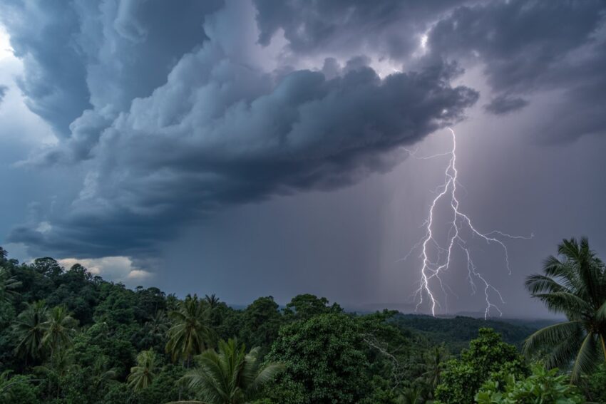 KUALA LUMPUR, July 16 — The Malaysian Meteorological Department (MetMalaysia) has issued a thunderstorm warning for several states across the country, with heavy rain and strong winds expected to continue until 3:00 pm today (Thursday, July 16). According to the latest advisory, the affected areas include Langkawi in Kedah, Port Dickson in Negeri Sembilan, the entire state of Melaka, and Tangkak and Muar in Johor. In Sarawak, the warning covers Serian (Serian), Samarahan (Simunjan), Sri Aman, Sarikei (Julau), Sibu (Kanowit), Kapit, Bintulu, Miri, and Limbang. Meanwhile, in Sabah, the affected areas are Kuala Penyu, Beaufort, and Tambunan in the Interior Division, the West Coast, as well as Kota Marudu and Kudat in the Kudat Division. The warning also includes the Federal Territory of Labuan. MetMalaysia said the thunderstorm warning is issued when there are indications of thunderstorms capable of producing rainfall exceeding 20 millimetres per hour, either occurring or expected to persist for more than one hour. The agency noted that thunderstorm warnings are short-term weather alerts, with each warning remaining valid for a period of no more than six hours. Members of the public, particularly those in the affected areas, are advised to remain alert, avoid unnecessary outdoor activities during thunderstorms, and monitor the latest weather updates issued by MetMalaysia. -- MINUTESMY
