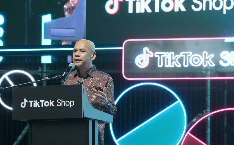 KUALA LUMPUR, June 30 -- TikTok Shop has become the first e-commerce platform to implement the Jualan Ihsan RAHMAH programme in collaboration with the Ministry of Domestic Trade and Cost of Living (KPDN). Minister Datuk Armizan Mohd Ali said the collaboration takes the RAHMAH Sales concept online, making it easier for consumers to purchase essential goods at affordable prices. Under the programme, consumers can purchase selected essential goods comprising 75 stock keeping units (SKUs) at discounted prices from participating retailers HeroMarket and KedaiFGV via TikTok Shop. "There were suggestions that we should introduce RAHMAH Sales online. However, when the government implements any initiative, it has to consider all aspects based on the resources available. "Fortunately, before the government rolled out an online RAHMAH Sales programme, TikTok pioneered the online Jualan Ihsan RAHMAH initiative," he said after officiating the JomLokal 2026: Lokal Jaga Lokal Festival and launching Jualan Ihsan RAHMAH at Ampang here today. Also present was TikTok Shop Malaysia senior director of Strategic Partnerships, Nur Azre Abdul Aziz. Armizan said TikTok Shop is contributing RM180 million to implement three key components of the programme, including discount vouchers offering savings of up to 30 per cent on selected essential goods. The collaboration also provides zero per cent commission for 56 product subcategories, reduced platform fees for another 39 subcategories, and a RM2 shipping rebate for every eligible order nationwide to help lower sellers' operating costs and consumers' online shopping expenses. "The programme has three main objectives: to elevate local products, help address the cost of living and support entrepreneurs in increasing their income," he said. Armizan said the programme also complements the Buy Malaysian Products Campaign (JOM MALAYSIA), launched on June 27, by promoting a whole-of-nation approach to supporting local products, services and entrepreneurs. -- BERNAMA