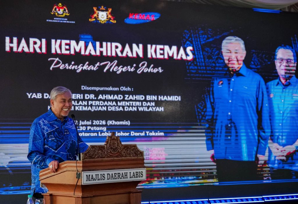 LABIS, July 2 — Deputy Prime Minister Ahmad Zahid Hamidi has urged more Johoreans to take advantage of skills training programmes organised by KEMAS to enhance their capabilities, generate sustainable income, and nurture a new generation of competitive rural entrepreneurs. He made the call while attending the Johor State-Level KEMAS Skills Day celebration at Dataran Labis, which drew strong community participation and featured exhibitions showcasing a wide range of skills-based products and services. During the event, Zahid officiated the flag-off of the KEMAS Barberpreneur Motorised Convoy, an initiative that delivers barbering services directly to local communities while creating entrepreneurship opportunities for participants of KEMAS skills programmes. According to him, KEMAS has successfully produced 273 Barberpreneurs nationwide to date, demonstrating that quality skills training can create employment opportunities and enable individuals to build sustainable careers and earn an independent income. "When a person masters a skill, they gain the opportunity not only to earn a living but also to establish their own business and improve their family's standard of living," he said. Zahid stressed that KEMAS will continue to strengthen its skills training initiatives to produce more resilient and competitive rural entrepreneurs capable of contributing to the nation's economic development. Touching on Johor's economic progress, he said the state is emerging as one of Malaysia's key economic drivers and encouraged more Johoreans to equip themselves with knowledge and practical skills through programmes offered by KEMAS. He noted that individuals with the right skills are not only better positioned to secure employment but are also capable of creating job opportunities for others, thereby contributing to economic growth and community development. Zahid added that KEMAS will continue to serve as a platform for developing a highly skilled workforce capable of contributing meaningfully to the progress of Johor and Malaysia as a whole. -- MINUTESMY