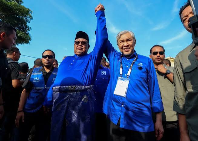 Ahmad Zahid Hamidi accompanying Ab Rauf Yusoh at the Tanjung Bidara nomination centre.