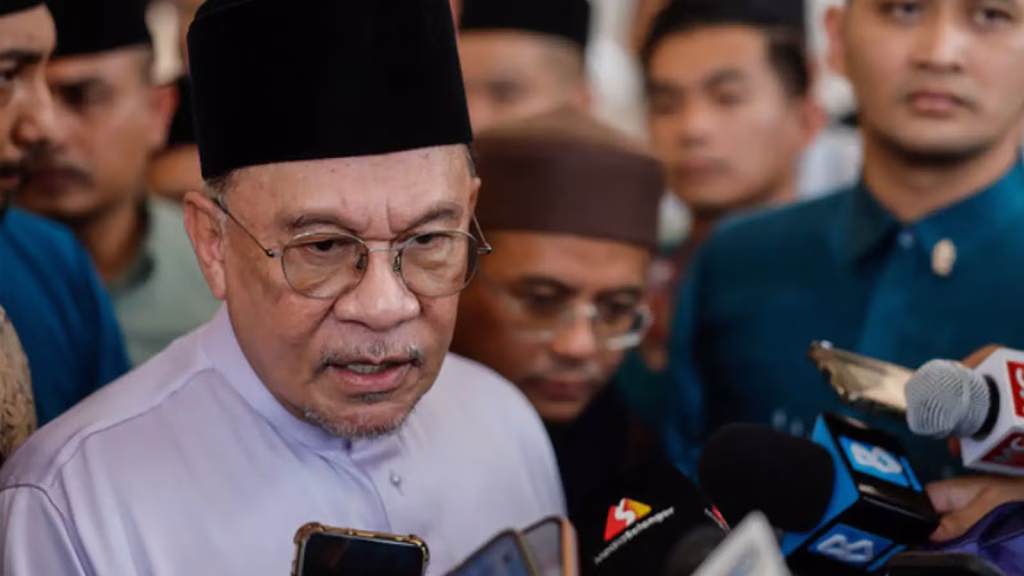 Anwar Ibrahim interacting with schoolchildren