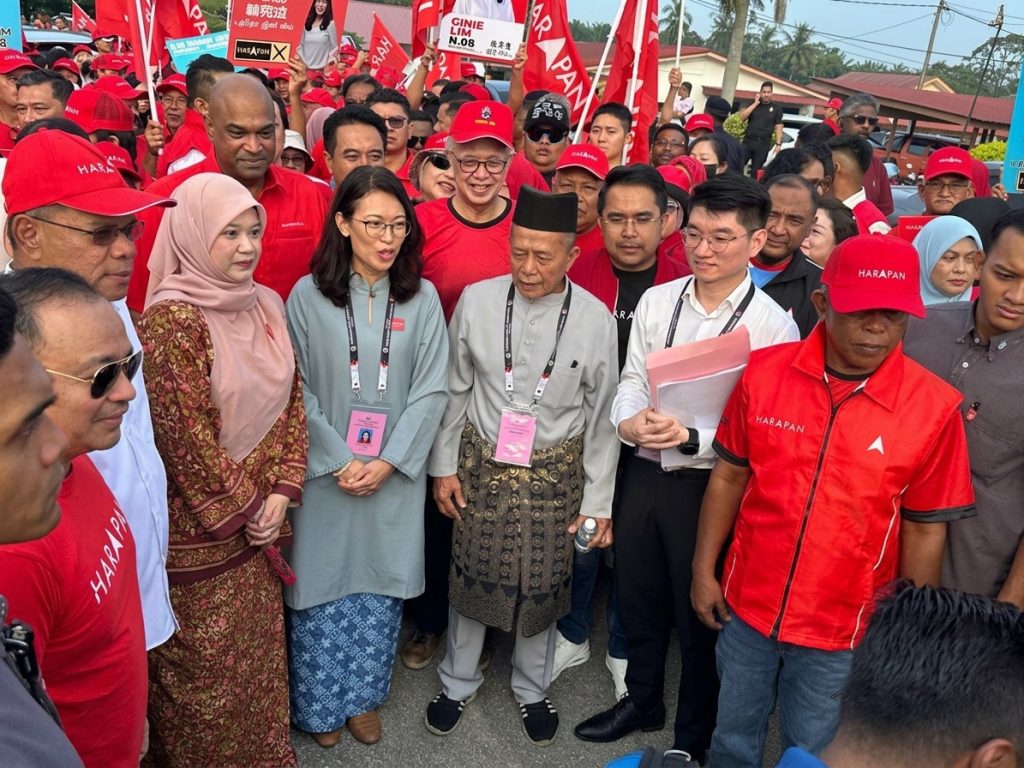 Ginie Lim arrives at the Machap Jaya nomination centre with PKR leaders.