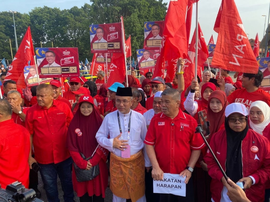 Mat Sabu accompanying Adly Zahari at the Bukit Katil nomination centre.