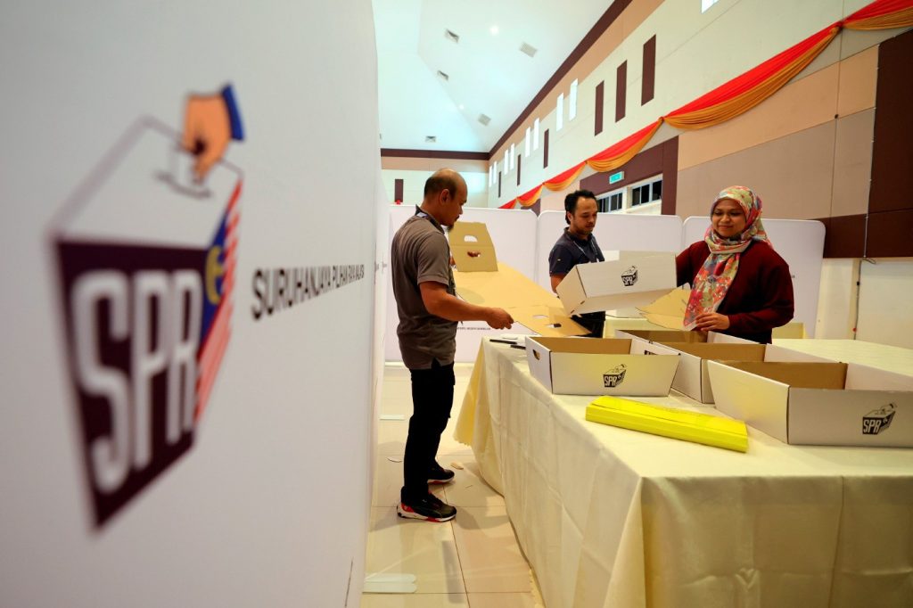 Election Commission chairman Ramlan Harun observes a nomination-day simulation in Melaka.